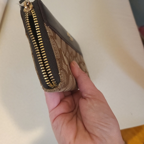 Authentic signature style Coach wallet - Picture 3 of 7